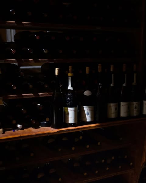 L'ambiance feutrée de la cave L'Empreinte en clair-obscur